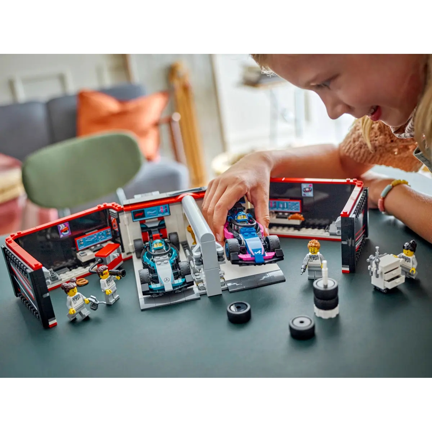 LEGO 60444 F1® Garage mit Mercedes-AMG & Alpine Rennautos